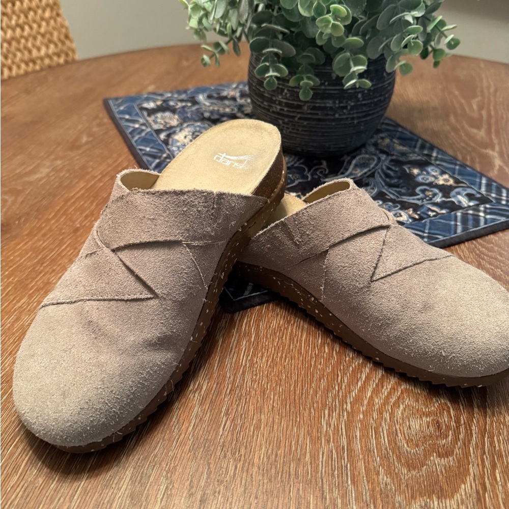 Dansko Daniella Taupe Suede Slip-On interwoven Mule Clogs 38 7.5 8